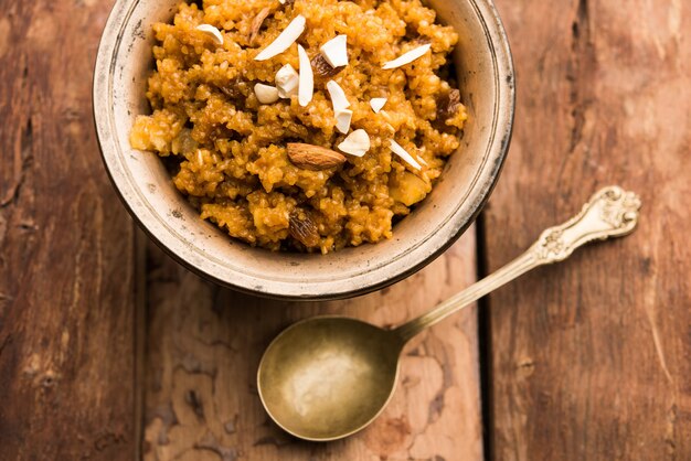 Foto trigo laapsi ou lapsi ou shira ou halwa é um prato doce indiano feito de trigo partido ou pedaços de daliya e ghee junto com nozes, passas e frutas secas