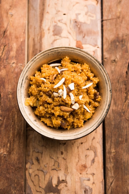 Trigo Laapsi ou Lapsi ou Shira ou Halwa é um prato doce indiano feito de trigo partido ou pedaços de Daliya e ghee junto com nozes, passas e frutas secas