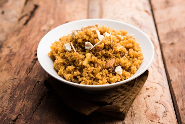 Foto trigo laapsi ou lapsi ou shira ou halwa é um prato doce indiano feito de trigo partido ou pedaços de daliya e ghee junto com nozes, passas e frutas secas