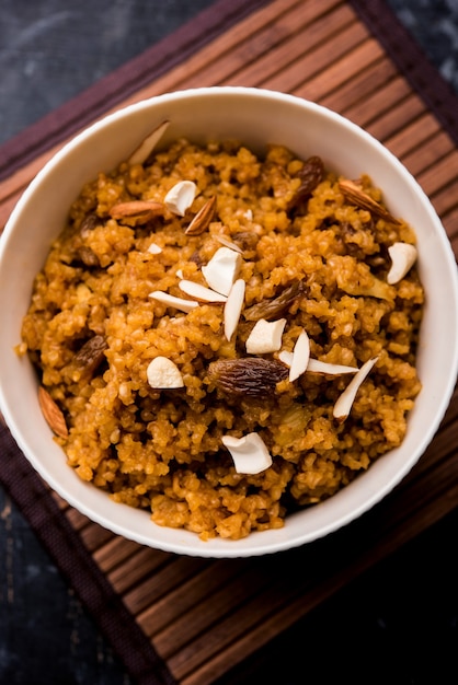 Foto trigo laapsi ou lapsi ou shira ou halwa é um prato doce indiano feito de trigo partido ou pedaços de daliya e ghee junto com nozes, passas e frutas secas