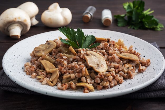 Fígado De Frango Frito Ou Cozido Com Cebola E Folhas De Salsa Verde Molhada  Em Prato. Prato De Carne Enriquecido Com Ferro. Imagem de Stock - Imagem de  bacia, cebola: 242449777