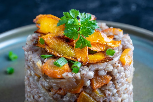 Trigo sarraceno hervido con zanahorias fritas y cebollas de cerca