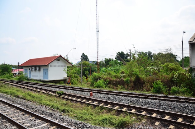 Trilha da ferrovia na zona rural para viagem de trem locomotiva do terminal de Bangkok vá para a estação de Ayutthaya em Phra Nakhon si Ayutthaya Tailândia