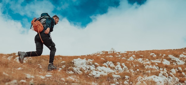 Trilha de alpinista caminhadas montanha Jovem esporte radical ao ar livre