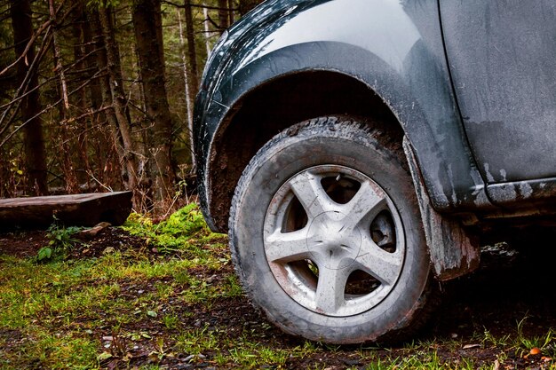 Trilha de aventura de sujeira offroad de carro de jipe