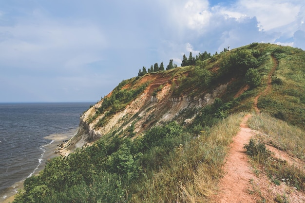 Trilha de caminhada na encosta da montanha em dia nublado de verão