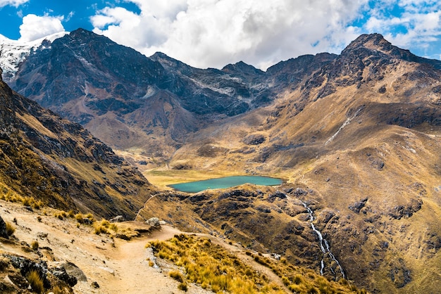 Trilha de caminhada na montanha Huaytapallana em Huancayo, Peru