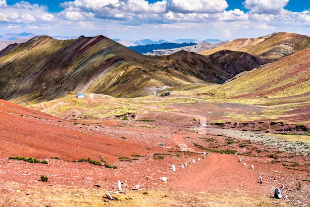 Trilha de caminhada nas montanhas palccoyo rainbow no Peru