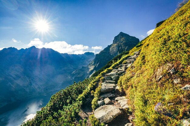 Trilha de caminhada nas montanhas Tatra na Polônia em direção ao pico Koscielec