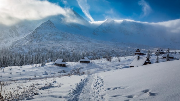 Trilha de inverno para se abrigar ao nascer do sol nas montanhas Tatras, Polônia