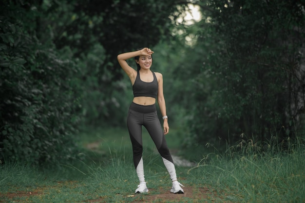 Trilha de jovens correndo Exercitando-se no caminho da floresta. Estilo de vida saudável, fitness e bem-estar. Esporte, cardio, conceito de treino