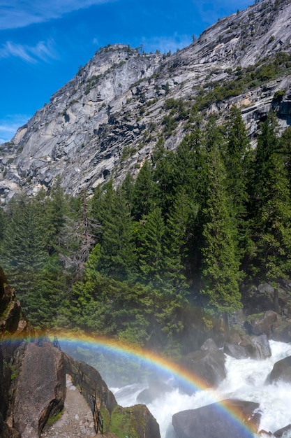 Foto trilha de névoa de outono com arco-íris parque nacional yosemite