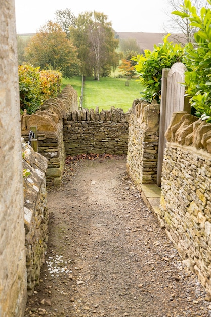 Trilha estreita entre as paredes de pedra de cotswold