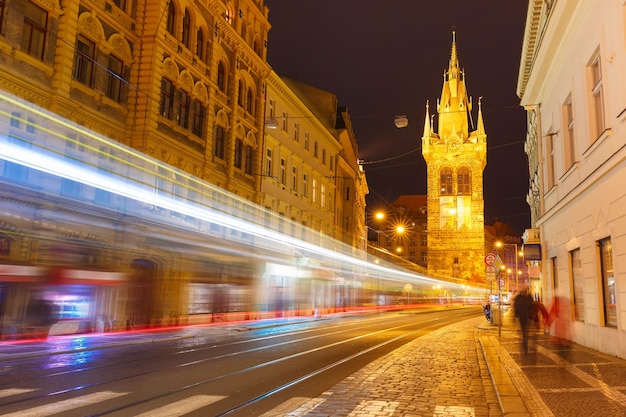 Trilha luminosa do bonde em Praga Checa