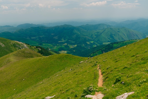 trilha para caminhadas nas montanhas dos Pireneus, Espanha