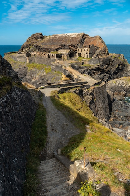 Trilha para Fort des Capucins, uma ilhota rochosa localizada no Oceano Atlântico, no sopé de um penhasco na cidade de Roscanvel, na península de Crozon, na França.