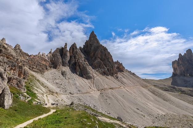 Trilha turística perto da cordilheira do Parque Natural Tre Cime. Tirol do Sul, Itália