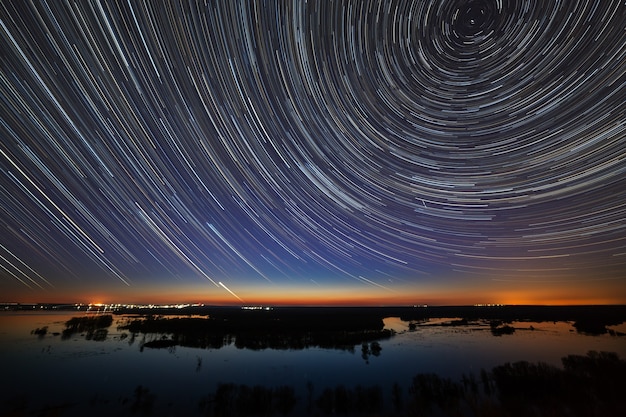 Trilhas de estrelas no céu noturno