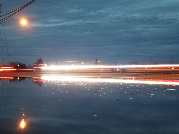 Foto trilhas de luz à noite