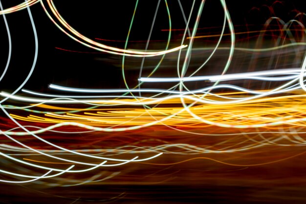 Trilhas de luz abstrata da noite.