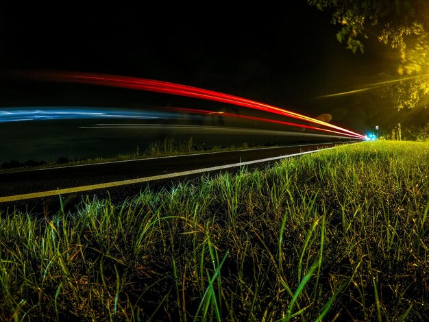 Foto trilhas de luz na estrada à noite