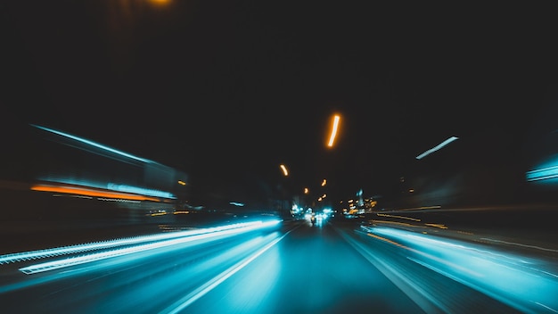 Trilhas de luz na estrada à noite