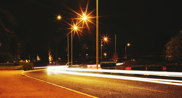 Trilhas de luz na estrada à noite