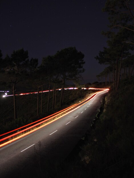 Foto trilhas de luz na estrada à noite