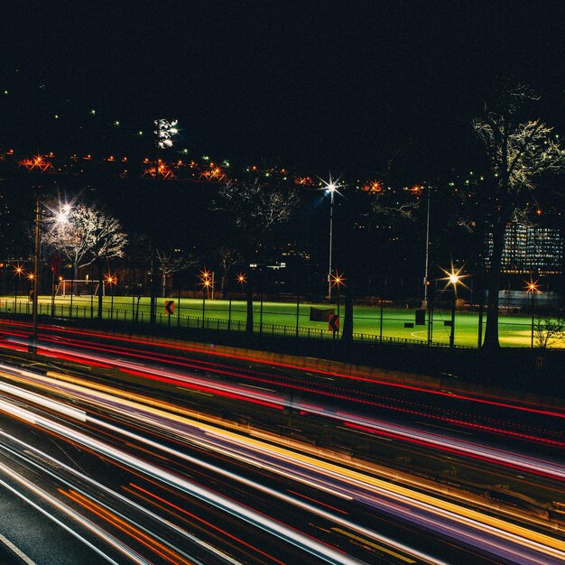 Trilhas de luz na estrada à noite