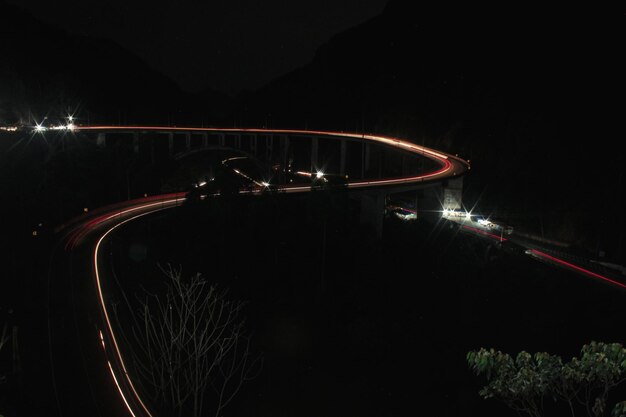 Foto trilhas de luz na estrada à noite