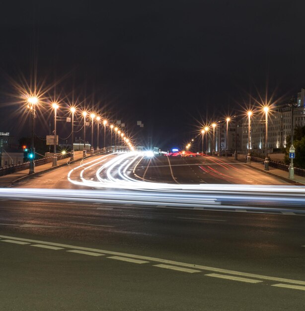 Trilhas de luz na estrada à noite