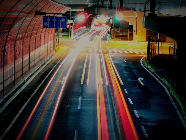 Foto trilhas de luz na estrada à noite