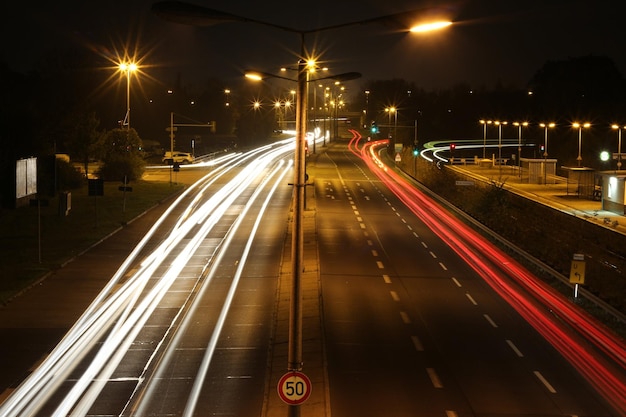 Foto trilhas de luz na estrada à noite