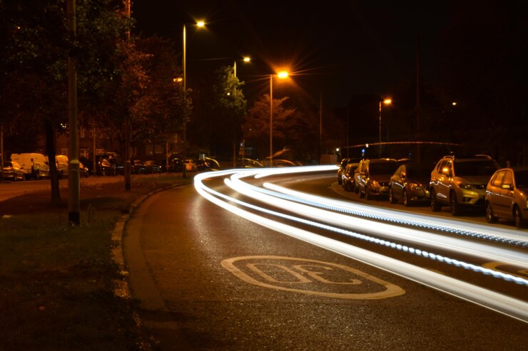 Foto trilhas de luz na estrada à noite
