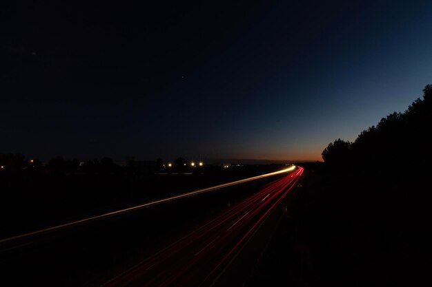 Foto trilhas de luz na estrada contra o céu à noite