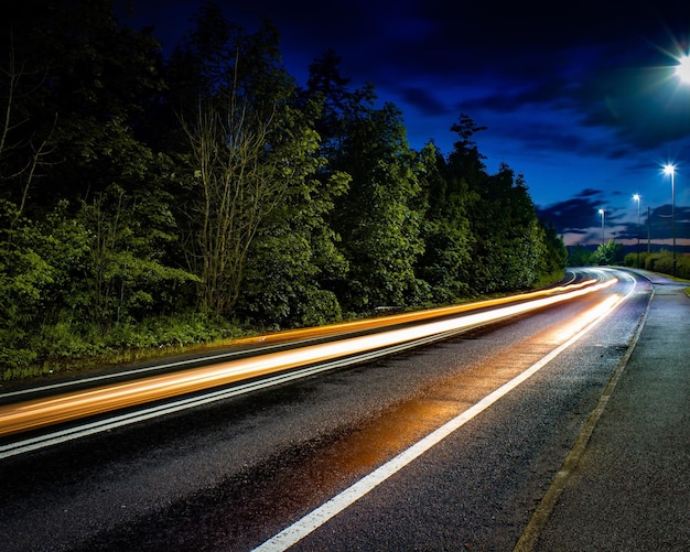 Foto trilhas de luz na estrada contra o céu à noite