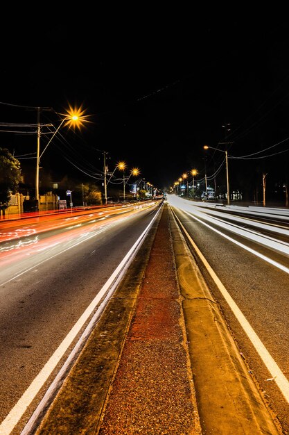 Foto trilhas de luz na estrada contra o céu à noite