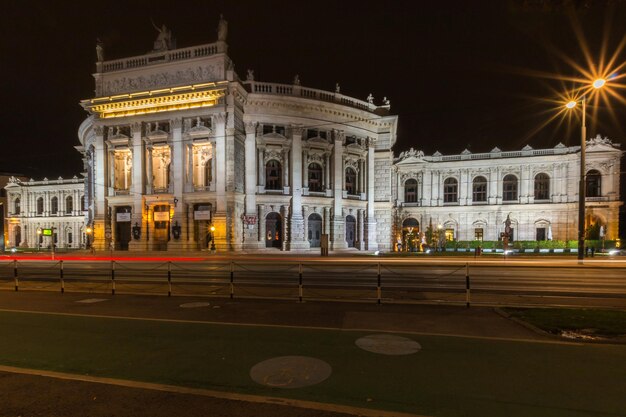 Trilhas de luz na estrada contra o edifício histórico