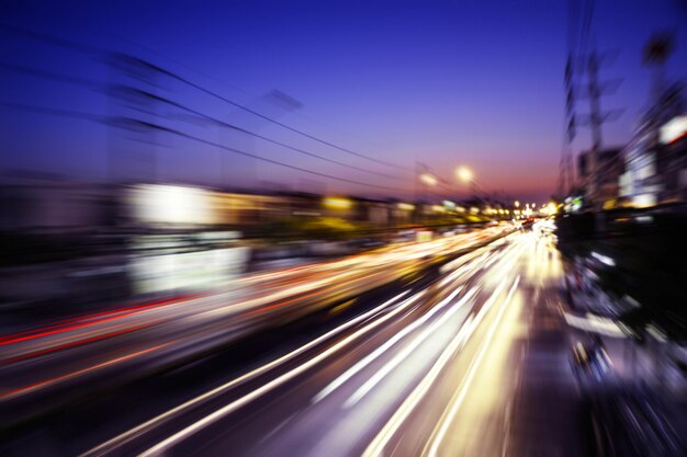 Foto trilhas de luz na estrada na cidade à noite