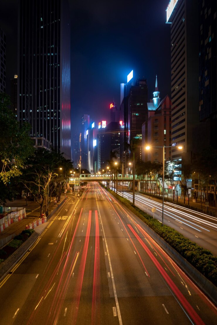 Foto trilhas de luz na estrada na cidade à noite