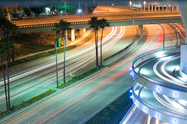 Foto trilhas de luz na estrada na cidade à noite