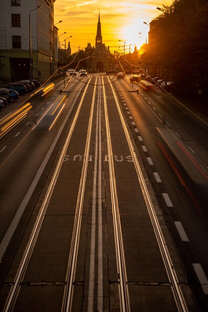 Foto trilhas de luz na estrada na cidade contra o céu ao pôr do sol