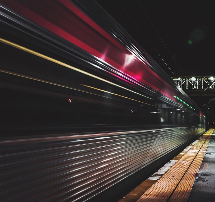 Foto trilhas de luz na ponte iluminada à noite
