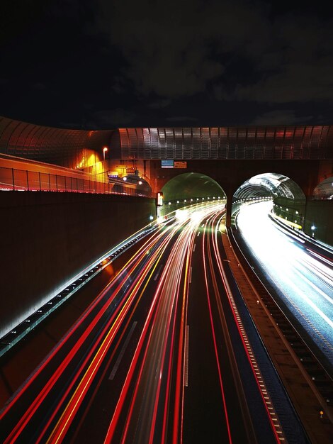 Trilhas de luz na rodovia à noite