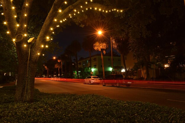 Trilhas de luz na rua à noite