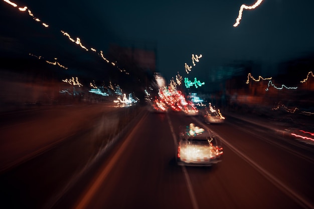 Foto trilhas de luz na rua da cidade à noite