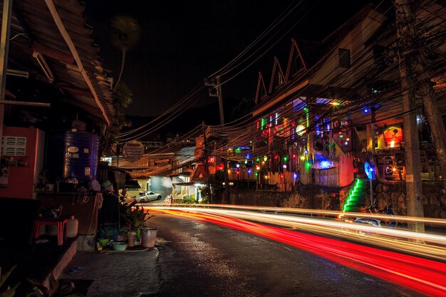 Foto trilhas de luz na rua da cidade à noite