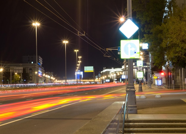 Trilhas de luz na rua da cidade à noite