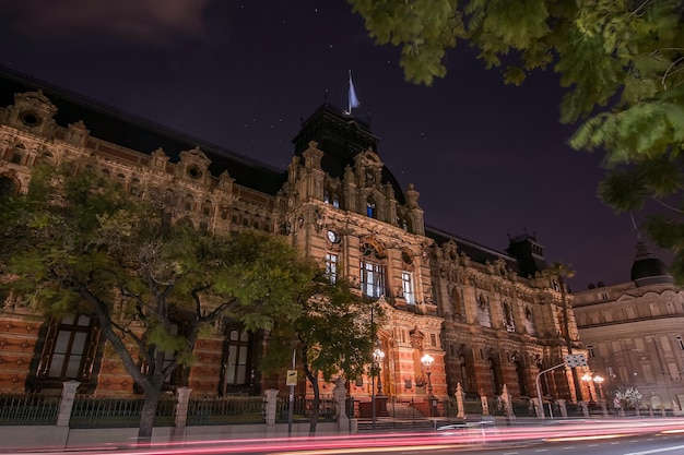 Trilhas de luz na rua perto de edifícios históricos à noite