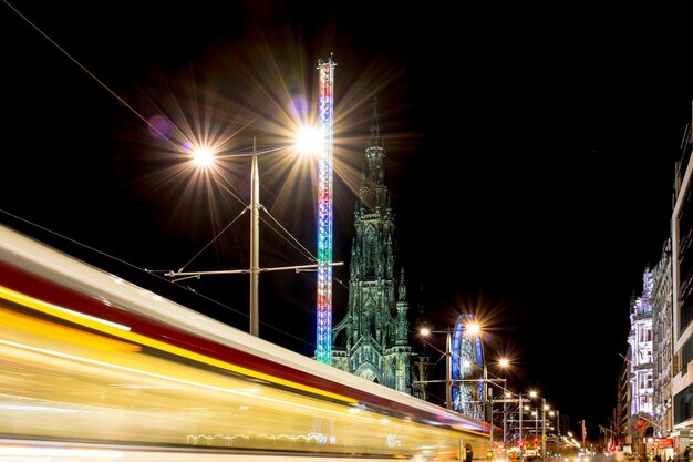 Foto trilhas de luz por scott monument contra o céu